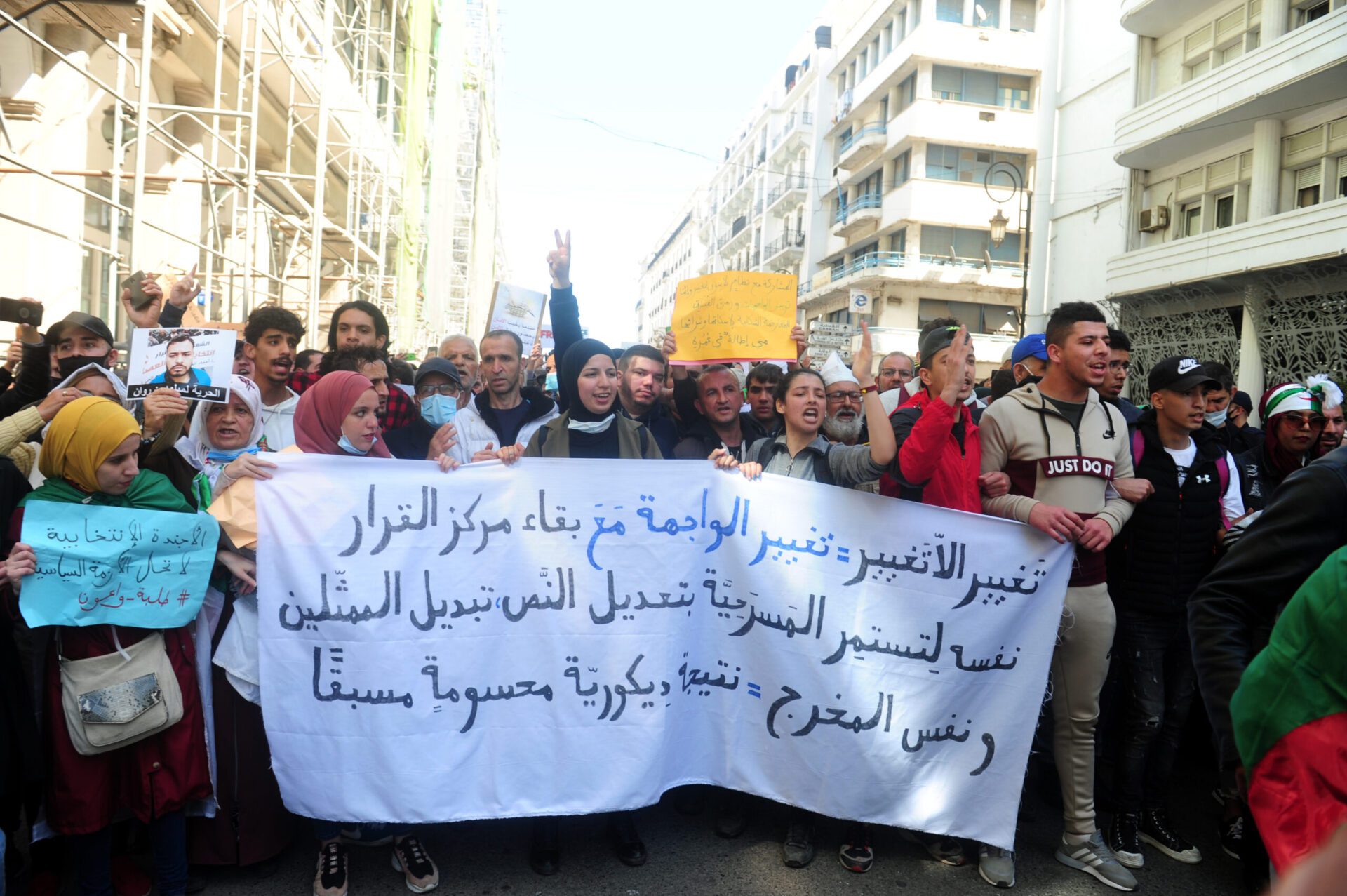 الجزائريون سيقاطعون الانتخابات التشريعية المبكرة على غرار الاستفتاء حول الدستور 1 الجزائر scaled
