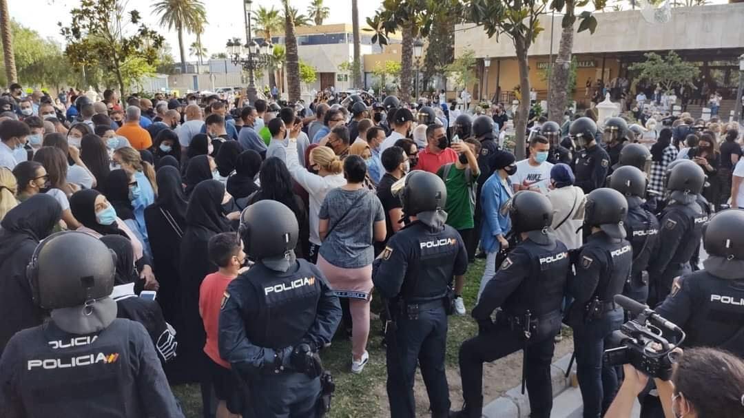 حالة غليان بسبتة المحتلة بسبب مواجهات بين الشرطة الاسبانية ومتظاهرين أثناء زيارة رئيس الحزب العنصري فوكس 1 احتجاجات