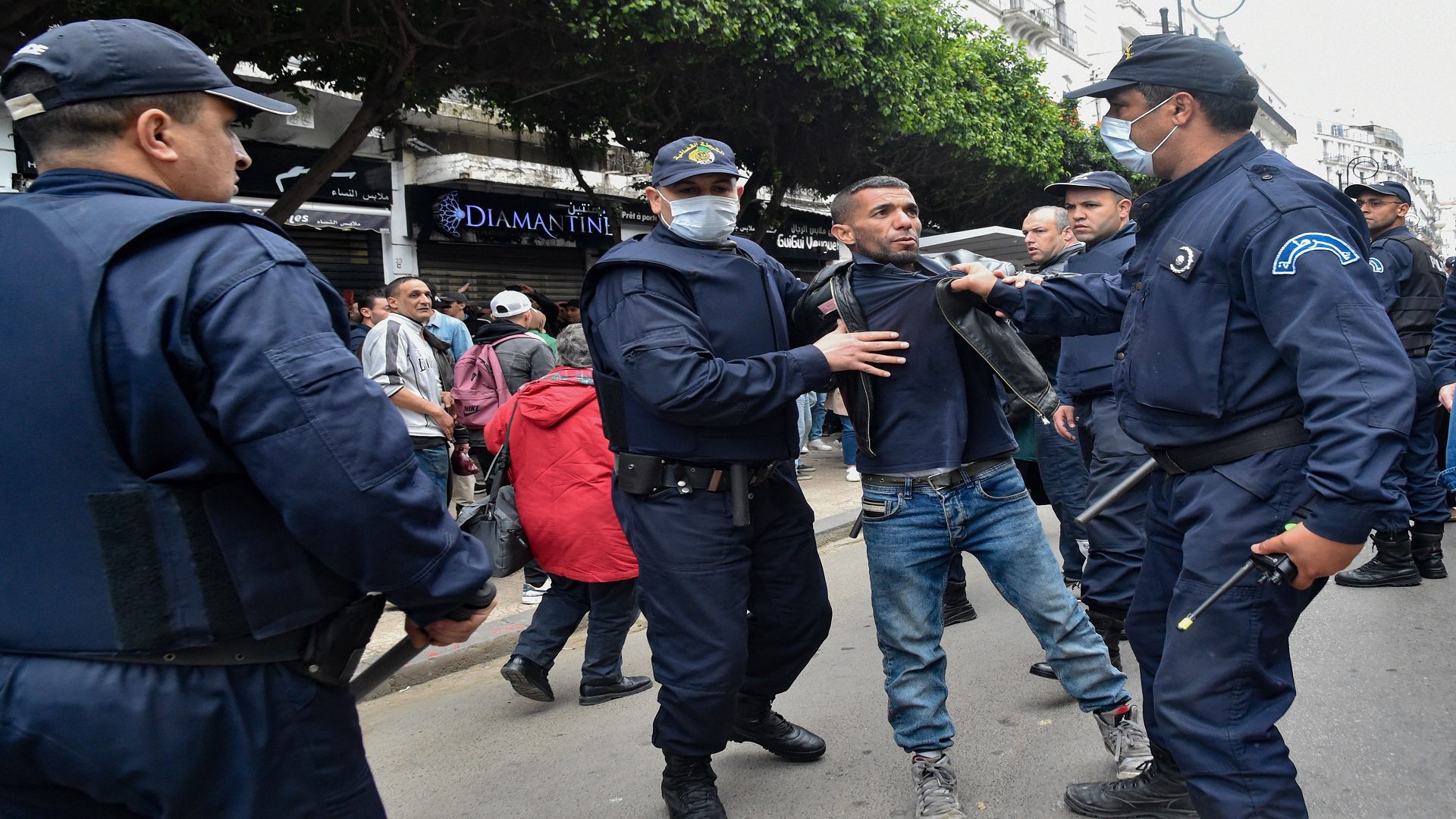 اعتقال 800 متظاهر خلال مسيرات الجمعة 118 للحراك بالجزائر 1 اعتقالت بالجزائر