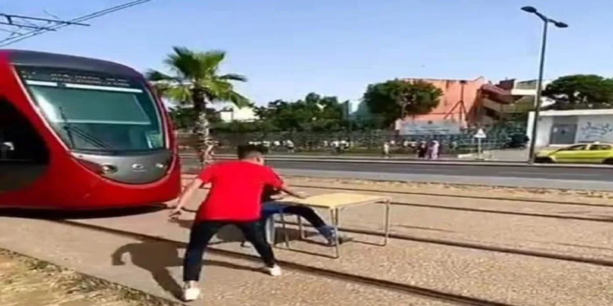 شاب طائش يعرقل حركة سير الترامواي بالدار البيضاء بطريقة متهورة (فيديو) 1 طرامواي