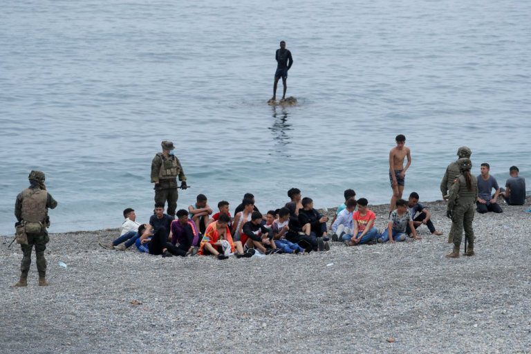 إسبانيا والمغرب يتفقان على إعادة أكثر من 700 قاصر من سبتة المحتلة 1 مهاجرين