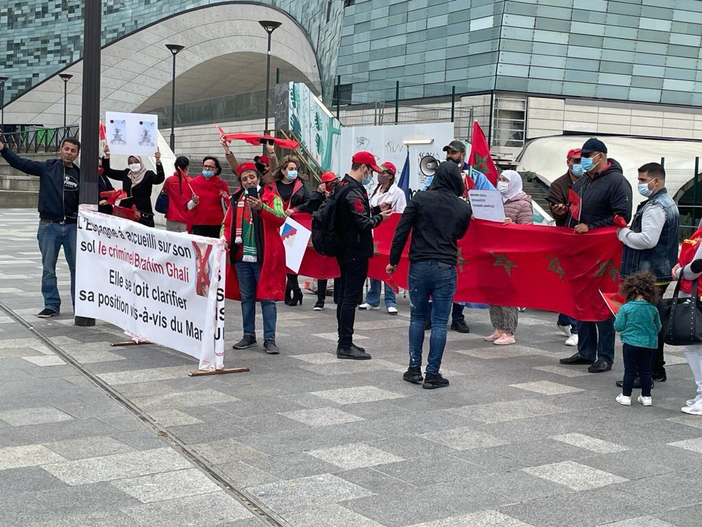 احتشاد عشرات المغاربة أمام مبنى صحيفة "لوموند" بباريس للاحتجاج على إساءتها للمغرب (صور) 1 001 1