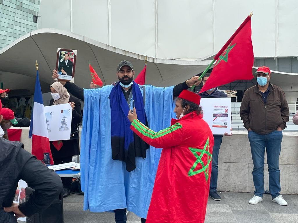 احتشاد عشرات المغاربة أمام مبنى صحيفة “لوموند” بباريس للاحتجاج على إساءتها للمغرب (صور) احتشاد عشرات المغاربة أمام مبنى صحيفة “لوموند” بباريس للاحتجاج على إساءتها للمغرب (صور)