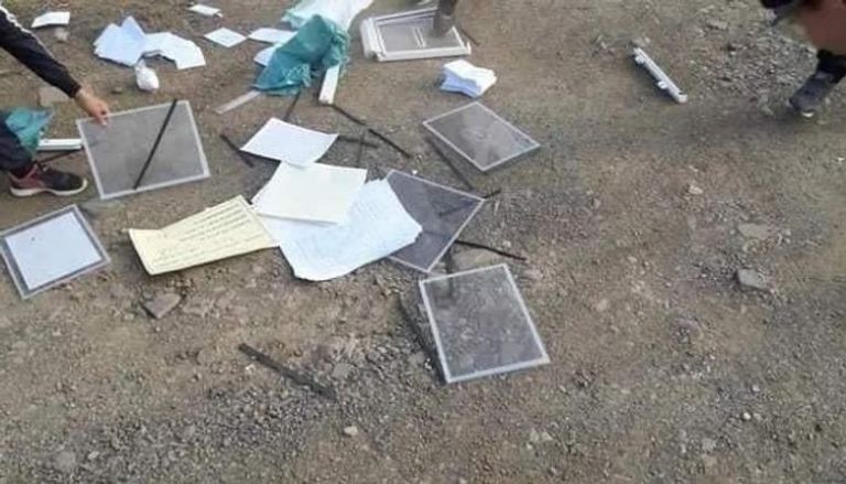 محتجون يكسرون صناديق الاقتراع شرقي الجزائر رافضين الإدلاء بأصواتهم في ظل نسب مشاركة ضعيفة محتجون يكسرون صناديق الاقتراع شرقي الجزائر رافضين الإدلاء بأصواتهم في ظل نسب مشاركة ضعيفة