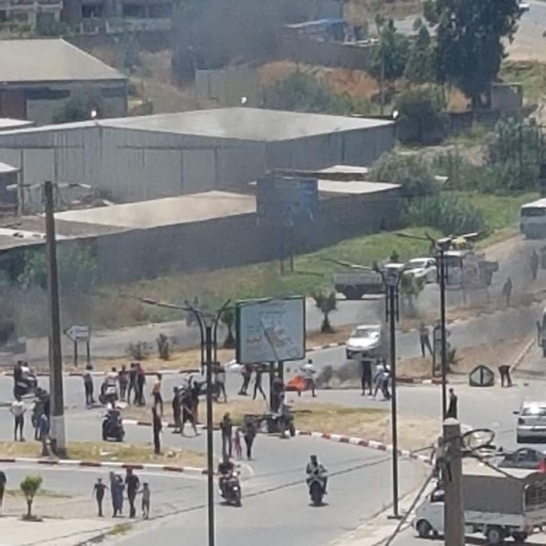 محتجون يكسرون صناديق الاقتراع شرقي الجزائر رافضين الإدلاء بأصواتهم في ظل نسب مشاركة ضعيفة محتجون يكسرون صناديق الاقتراع شرقي الجزائر رافضين الإدلاء بأصواتهم في ظل نسب مشاركة ضعيفة