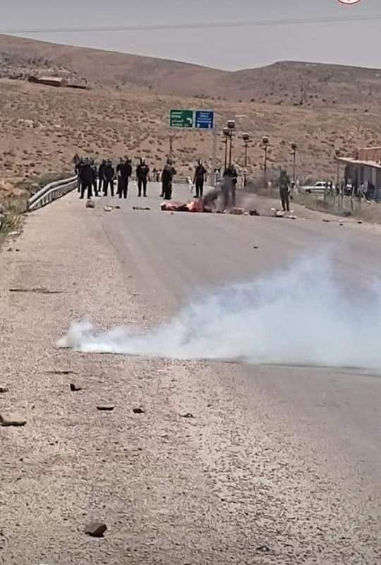 أزمة عطش خانقة تُخرج الجزائريين للاحتجاج في مظاهرة حاشدة والدرك الوطني يواجهها بالقمع (صور+فيديو) أزمة عطش خانقة تُخرج الجزائريين للاحتجاج في مظاهرة حاشدة والدرك الوطني يواجهها بالقمع (صور+فيديو)