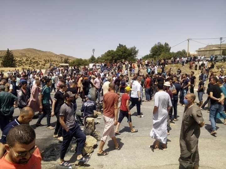 أزمة عطش خانقة تُخرج الجزائريين للاحتجاج في مظاهرة حاشدة والدرك الوطني يواجهها بالقمع (صور+فيديو) أزمة عطش خانقة تُخرج الجزائريين للاحتجاج في مظاهرة حاشدة والدرك الوطني يواجهها بالقمع (صور+فيديو)