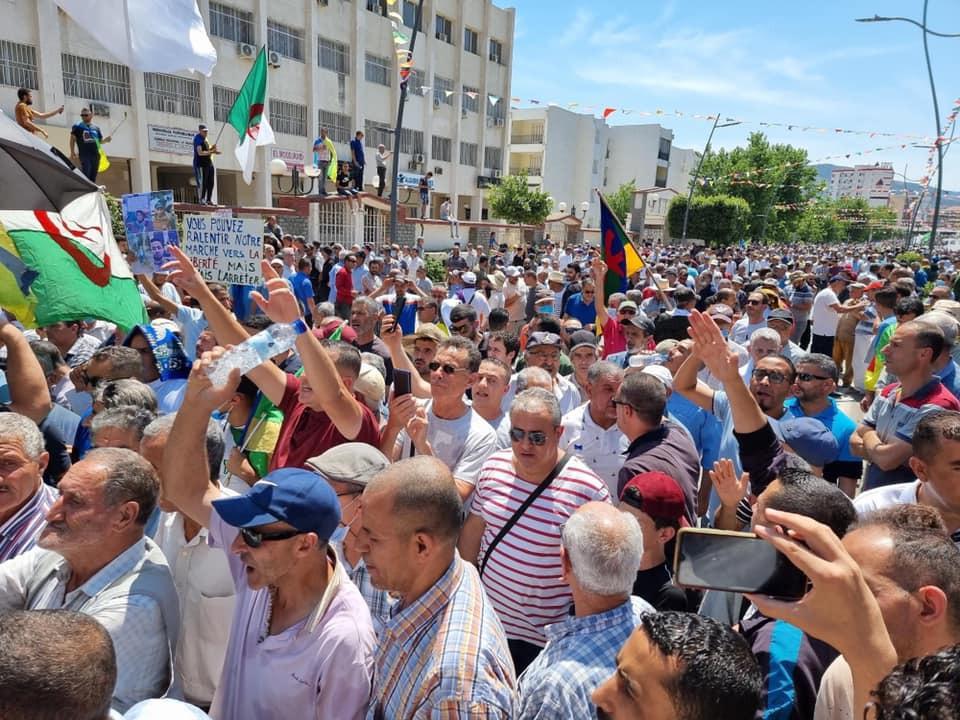 في الجمعة 121.. الشعب الجزائري ينتفض في وجه النظام تحت شعار “ماكاش انتخابات مع العصابات وتبون مزور جابوه العسكر” في الجمعة 121.. الشعب الجزائري ينتفض في وجه النظام تحت شعار “ماكاش انتخابات مع العصابات وتبون مزور جابوه العسكر”
