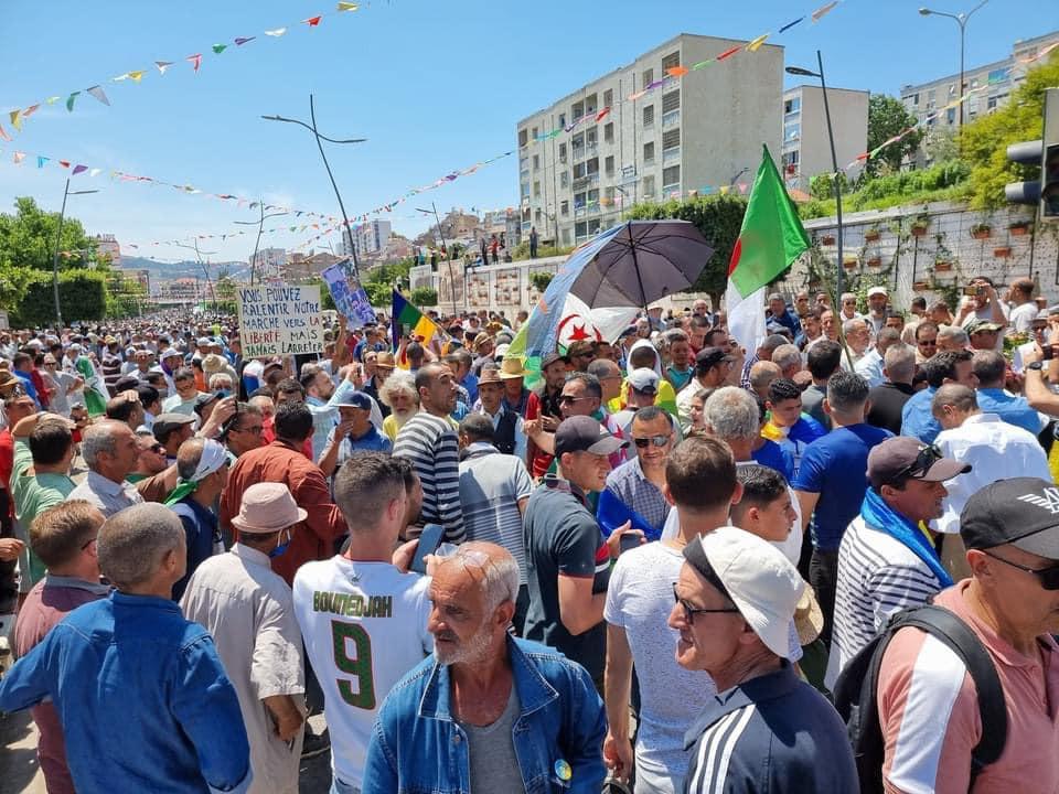 في الجمعة 121.. الشعب الجزائري ينتفض في وجه النظام تحت شعار “ماكاش انتخابات مع العصابات وتبون مزور جابوه العسكر” في الجمعة 121.. الشعب الجزائري ينتفض في وجه النظام تحت شعار “ماكاش انتخابات مع العصابات وتبون مزور جابوه العسكر”