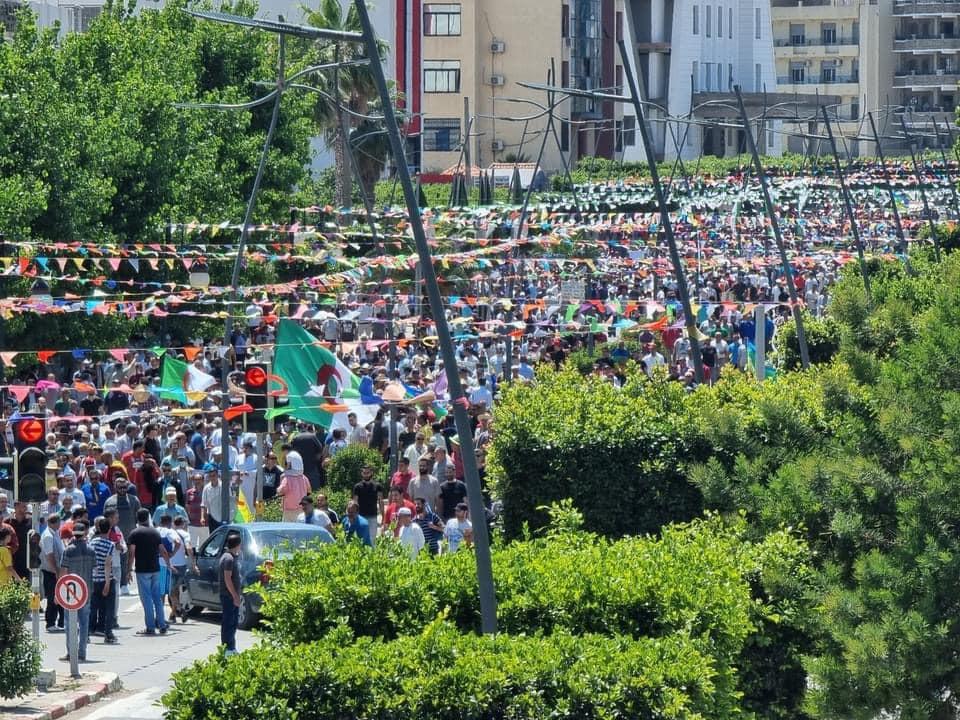 في الجمعة 121.. الشعب الجزائري ينتفض في وجه النظام تحت شعار “ماكاش انتخابات مع العصابات وتبون مزور جابوه العسكر” في الجمعة 121.. الشعب الجزائري ينتفض في وجه النظام تحت شعار “ماكاش انتخابات مع العصابات وتبون مزور جابوه العسكر”