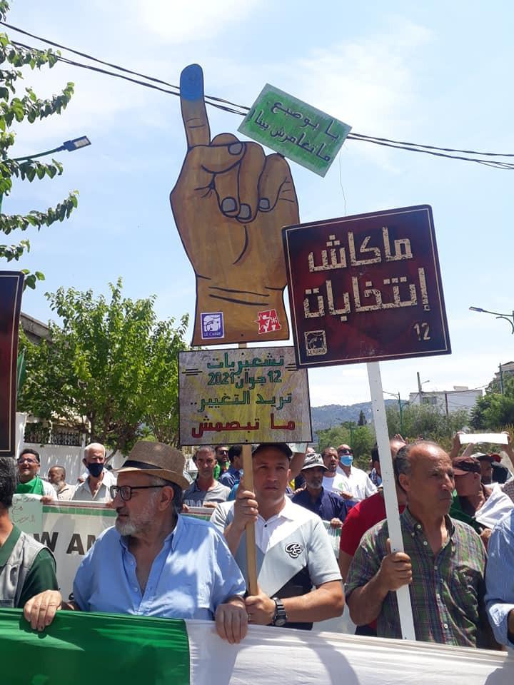 في الجمعة 121.. الشعب الجزائري ينتفض في وجه النظام تحت شعار “ماكاش انتخابات مع العصابات وتبون مزور جابوه العسكر” في الجمعة 121.. الشعب الجزائري ينتفض في وجه النظام تحت شعار “ماكاش انتخابات مع العصابات وتبون مزور جابوه العسكر”