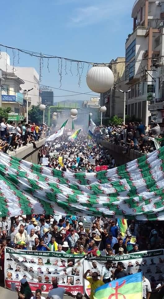 في الجمعة 121.. الشعب الجزائري ينتفض في وجه النظام تحت شعار “ماكاش انتخابات مع العصابات وتبون مزور جابوه العسكر” في الجمعة 121.. الشعب الجزائري ينتفض في وجه النظام تحت شعار “ماكاش انتخابات مع العصابات وتبون مزور جابوه العسكر”