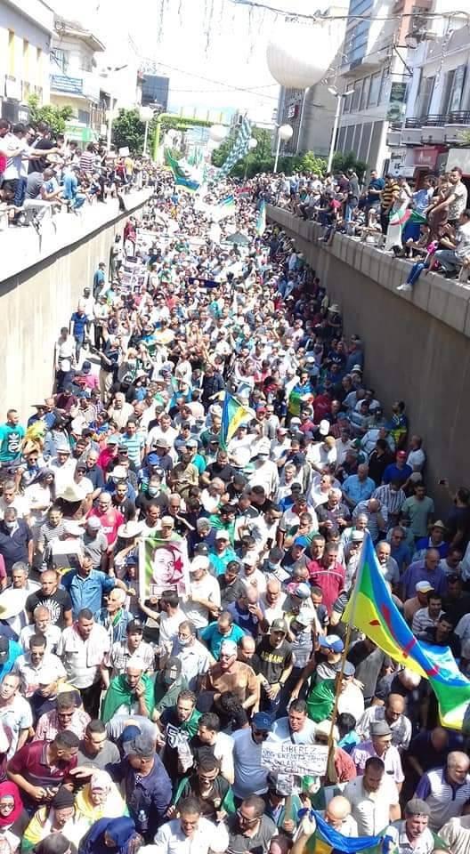 في الجمعة 121.. الشعب الجزائري ينتفض في وجه النظام تحت شعار “ماكاش انتخابات مع العصابات وتبون مزور جابوه العسكر” في الجمعة 121.. الشعب الجزائري ينتفض في وجه النظام تحت شعار “ماكاش انتخابات مع العصابات وتبون مزور جابوه العسكر”