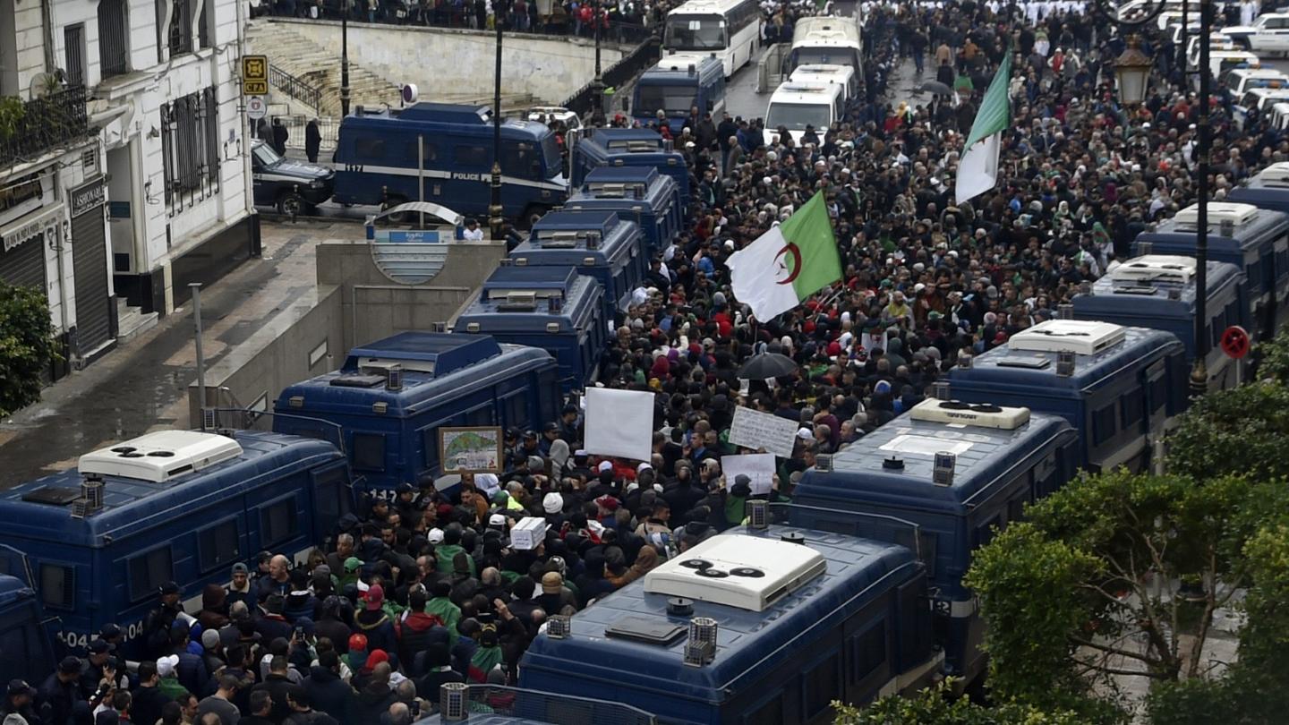 المعارضة السلمية في الجزائر تحتضر.. اعتقالات بالجملة لكسر شوكة الحراك الشعبي بأي وسيلة ولو كانت تهمة الإرهاب 1 الجزائر
