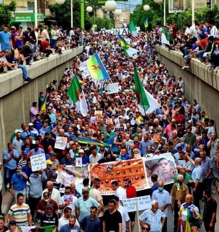 تصعيد وزحف نحو ولايات أخرى.. الحراك الشعبي يوحد كلمة الجزائريين للجمعة 120 على التوالي وبصوت واحد “لا انتخابات مع العصابات” تصعيد وزحف نحو ولايات أخرى.. الحراك الشعبي يوحد كلمة الجزائريين للجمعة 120 على التوالي وبصوت واحد “لا انتخابات مع العصابات”