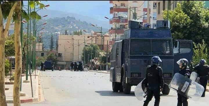 مظاهرات/ اعتقالات/ عنف ورصاص مطاطي.. الجزائريون يقاطعون الانتخابات وغضب شعبي عارم يجتاح عدة ولايات (صور+فيديو) مظاهرات/ اعتقالات/ عنف ورصاص مطاطي.. الجزائريون يقاطعون الانتخابات وغضب شعبي عارم يجتاح عدة ولايات (صور+فيديو)