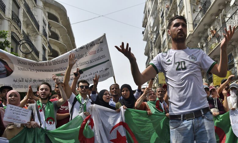 بالجزائر.. مدن القبايل تتعرض لحصار أمني شديد بسبب الحراك الشعبي الضخم (فيديو) 1 حراك الجزائر