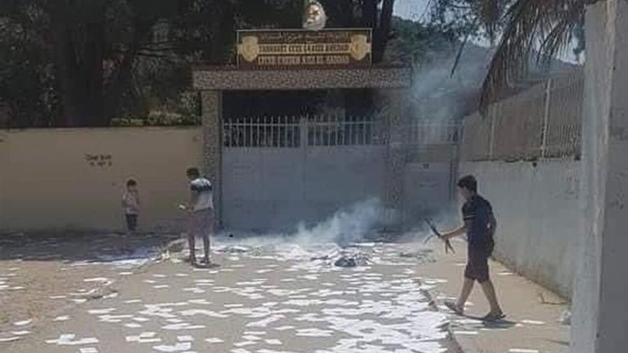 محتجون يكسرون صناديق الاقتراع شرقي الجزائر رافضين الإدلاء بأصواتهم في ظل نسب مشاركة ضعيفة 1 عنف