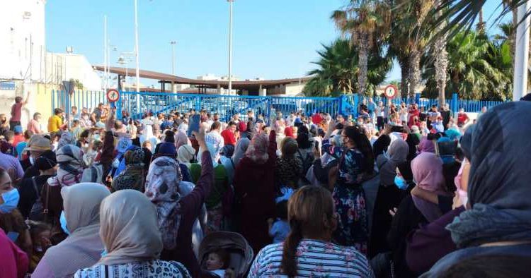 المئات من المواطنين المغاربة والإسبان يحتجون في مليلية ويطالبون بتدخل الملك لفتح الحدود 1 مليلية