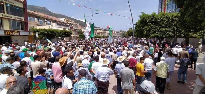 للجمعة 124 على التوالي.. الشعب الجزائري يواصل حراكه ويتحدى قمع نظام العسكر في مظاهرات حاشدة للجمعة 124 على التوالي.. الشعب الجزائري يواصل حراكه ويتحدى قمع نظام العسكر في مظاهرات حاشدة