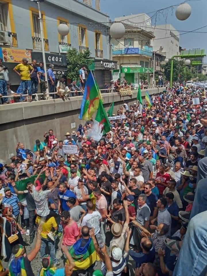 للجمعة 124 على التوالي.. الشعب الجزائري يواصل حراكه ويتحدى قمع نظام العسكر في مظاهرات حاشدة للجمعة 124 على التوالي.. الشعب الجزائري يواصل حراكه ويتحدى قمع نظام العسكر في مظاهرات حاشدة