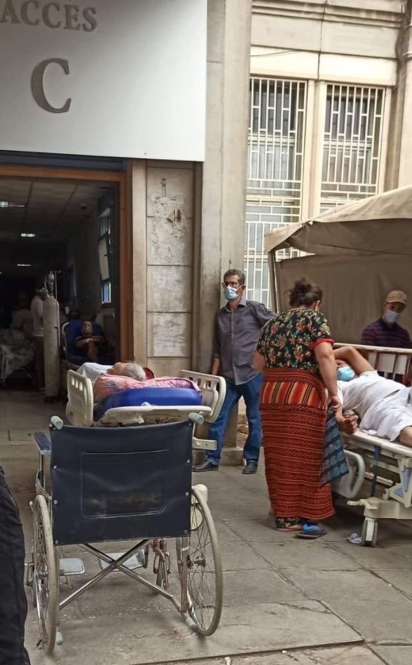 اكتظاظ مهول في المستشفيات ونقص حاد في معدات الأوكسجين.. الجزائر تصارع تسونامي كورونا ومسؤولي البلاد في دار غفلون (فيديو) اكتظاظ مهول في المستشفيات ونقص حاد في معدات الأوكسجين.. الجزائر تصارع تسونامي كورونا ومسؤولي البلاد في دار غفلون (فيديو)