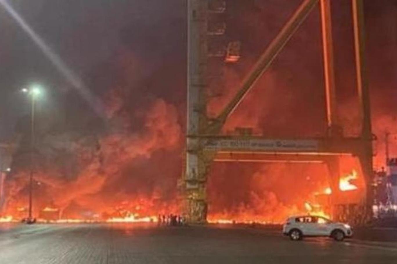 بعد اندلاع حريق مهول بدبي.. السلطات الأمنية تفتح تحقيقا لمعرفة أسباب انفجار سفينة في ميناء رئيسي ! 1 dubai