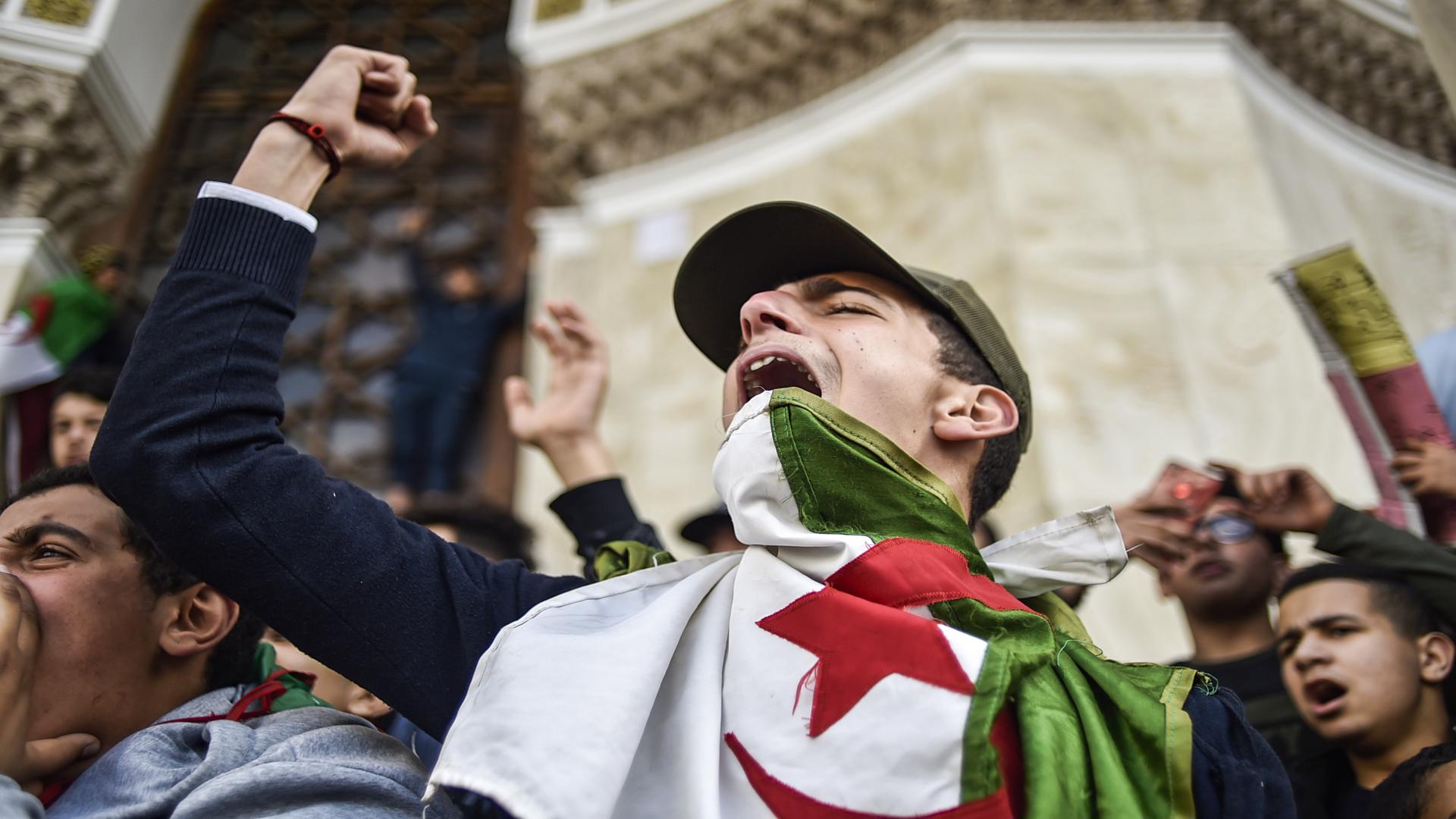 الجزائر من فضيحة إلى أخرى.. هكذا نجح نظام العسكر في التجسس على معارضيه السياسيين 1 الجزائر تتجسس
