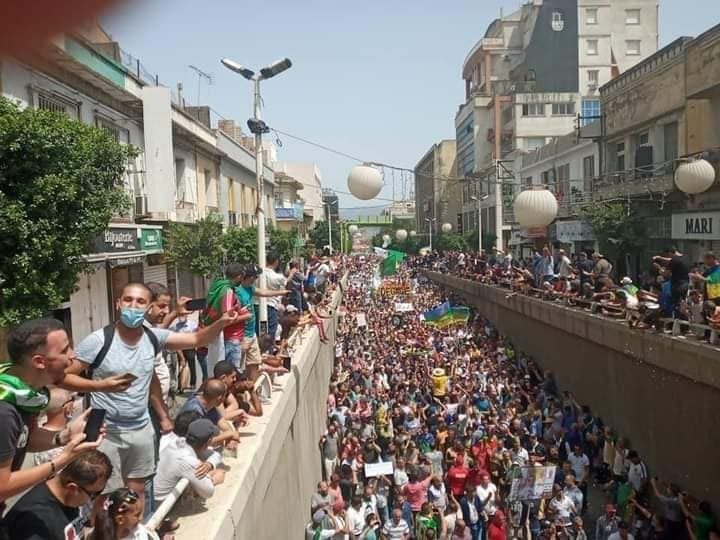 تشكيل الحكومة الجديدة لم يمنع الجزائر من الانتفاضة للجمعة 125 على التوالي في وجه عصابة العسكر (ألبوم صور) تشكيل الحكومة الجديدة لم يمنع الجزائر من الانتفاضة للجمعة 125 على التوالي في وجه عصابة العسكر (ألبوم صور)