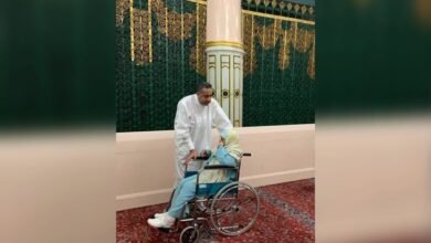 رفقة والدته