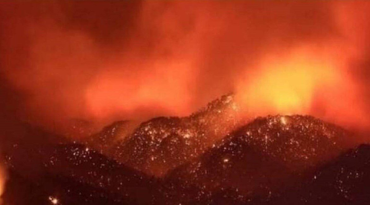 النيران تجتاح الجزائر.. اندلاع أزيد من 30 حريقا في 14 ولاية جزائرية أسفرت عن 4 قتلى 1 حرائق الجزائر