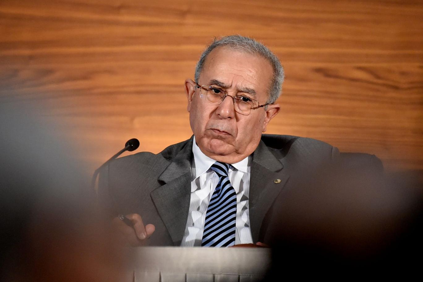 هي كمامة ومنديل لتنظيف النظارات.. رمطان لعمامرة يثير سخرية العالم خلال افتتاح أشغال القمة الأوروبية-الإفريقية ببروكسيل (فيديو) 1 لعمامرة