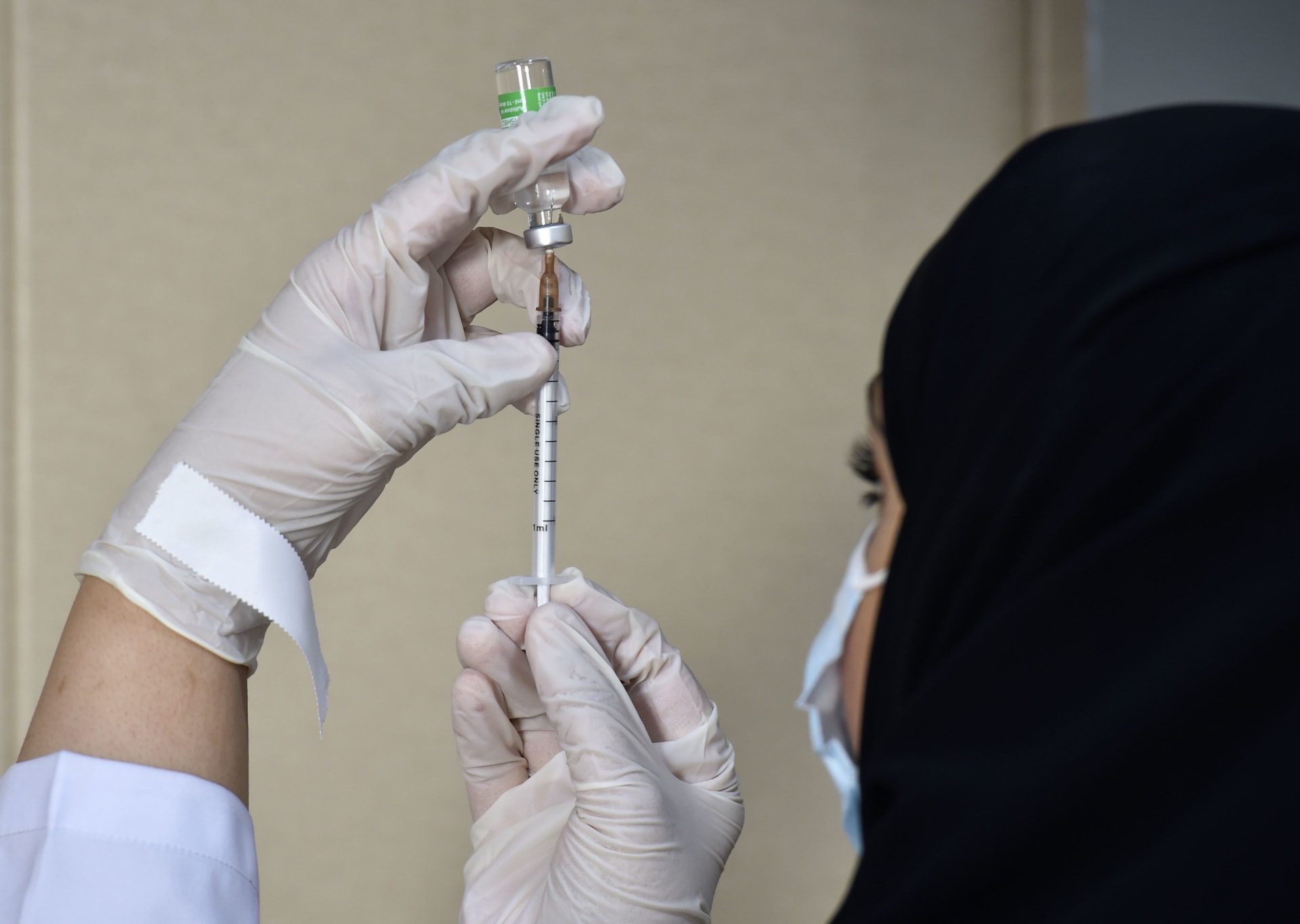 المواطنون الجزائريون يرفضون تلقي لقاحات كورونا ''الفاسدة'' والمنتهية الصلاحية 1 لقاح
