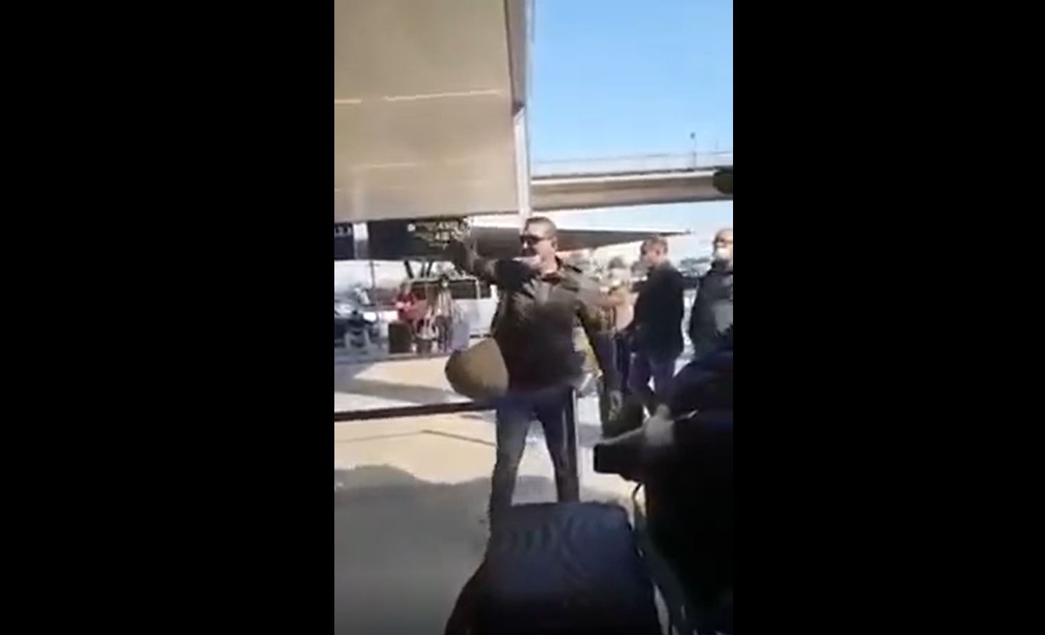 بالفيديو.. مواطن جزائري يستشيط غضبا بسبب الاستمرار في إغلاق الحدود والمتاجرة بتذكرة السفر التي تباع ب"الوجهيات" ! 1 مواطن جزائري
