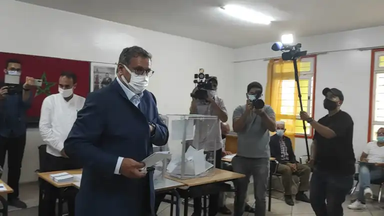 بالصور.. عزيز أخنوش يدلي بصوته رفقة عدد من أفراد أسرته بمدينة أكادير 1 أخنوش
