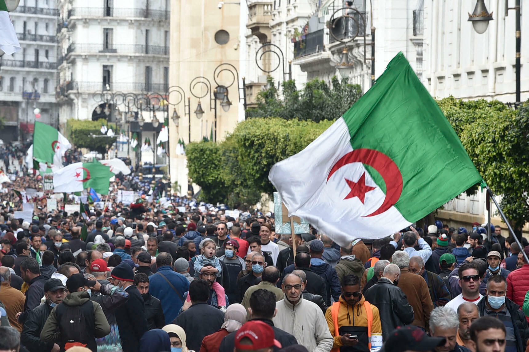 جزائريون يصرخون في وجه تبون: نعيش الجوع ولم يعد بإمكاننا شراء الخضر والفواكه والمصل الطبي هو الحل للبقاء على قيد الحياة 1 أزمة الجوع الجزائر