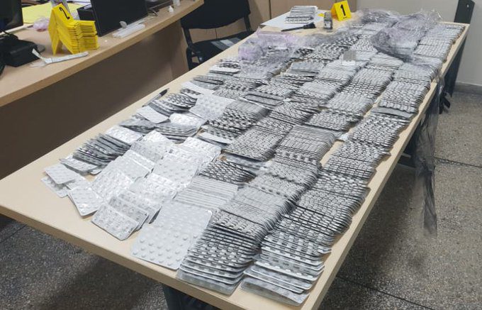 بتنسيق مع مصالح الديستي..إجهاض عملية تهريب وترويج أزيد من 26 ألف قرص طبي مخدر بالدار البيضاء (صور) بتنسيق مع مصالح الديستي..إجهاض عملية تهريب وترويج أزيد من 26 ألف قرص طبي مخدر بالدار البيضاء (صور)