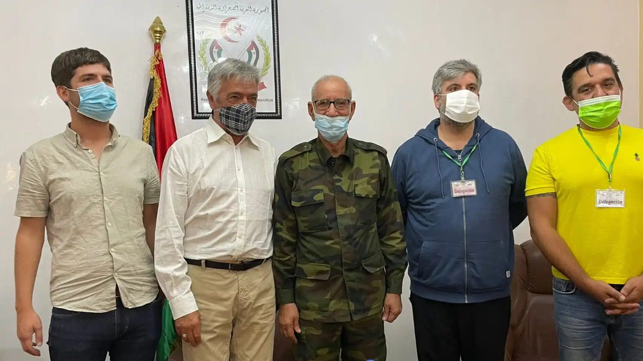 بالصور.. زعيم جبهة البوليساريو الإنفصالية إبراهيم غالي يجتمع بضباط المخابرات الجزائرية في مؤدبة غذاء حضرها مثليين جنسيًّا بالصور.. زعيم جبهة البوليساريو الإنفصالية إبراهيم غالي يجتمع بضباط المخابرات الجزائرية في مؤدبة غذاء حضرها مثليين جنسيًّا