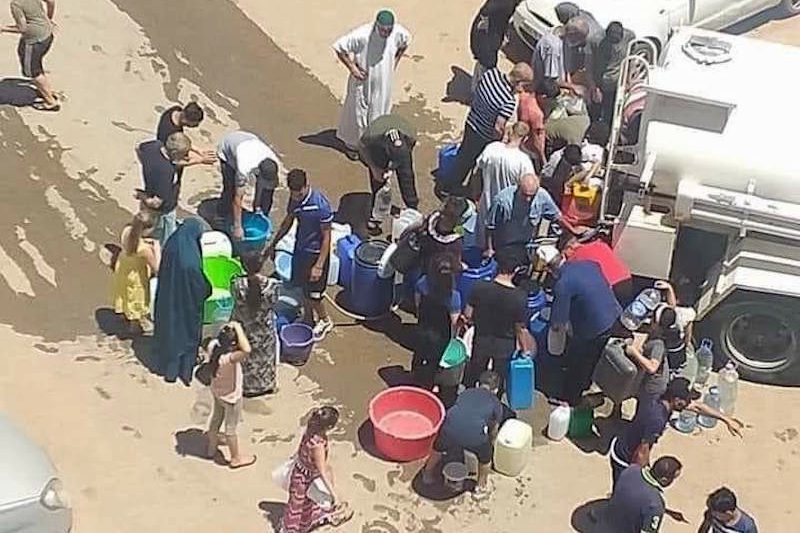 نظام الكابرانات يواصل بيع الوهم للمواطنين الجزائريين ويستغل مباراة كرة القدم من أجل إلهاء الشعب عن أزمة "العطش" المنتشرة في البلاد ! 1 أزمة العطش بالجزائر