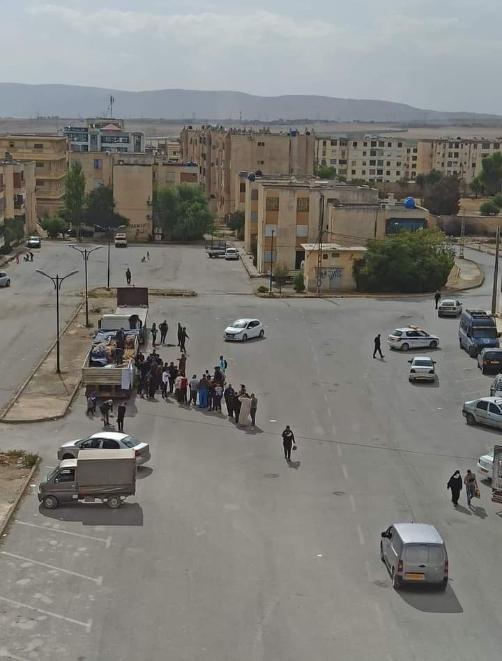 ندرة البطاطس.. طوابير طويلة ونقط بيع قليلة وسخرية عارمة من القوة الضاربة لتمكين الجزائريين من “إكسير الحياة” (صورة/فيديو) ندرة البطاطس.. طوابير طويلة ونقط بيع قليلة وسخرية عارمة من القوة الضاربة لتمكين الجزائريين من “إكسير الحياة” (صورة/فيديو)
