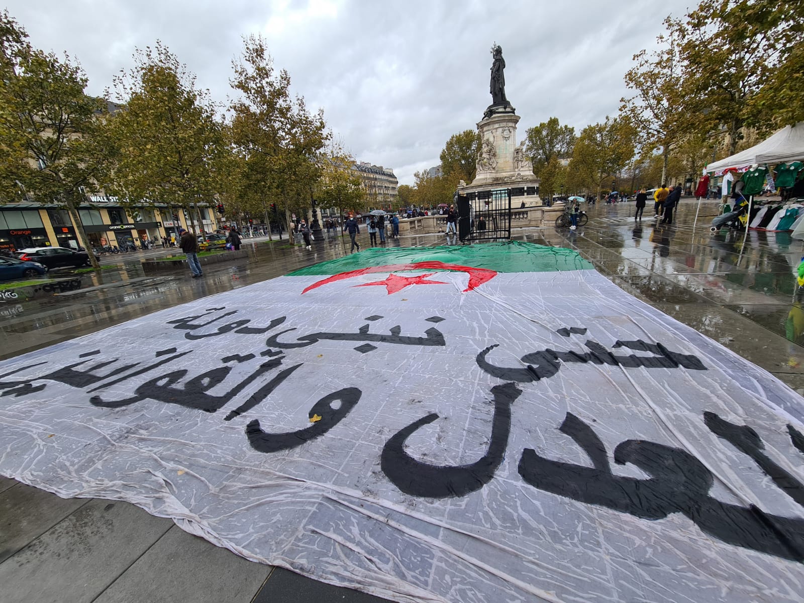 تخليدا لذكرى مرور 67 سنة على اندلاع «ثورة نونبر».. الآلاف من المواطنين الجزائريين بباريس يطالبون بتحرير وطنهم من نظام الكابرانات تخليدا لذكرى مرور 67 سنة على اندلاع «ثورة نونبر».. الآلاف من المواطنين الجزائريين بباريس يطالبون بتحرير وطنهم من نظام الكابرانات