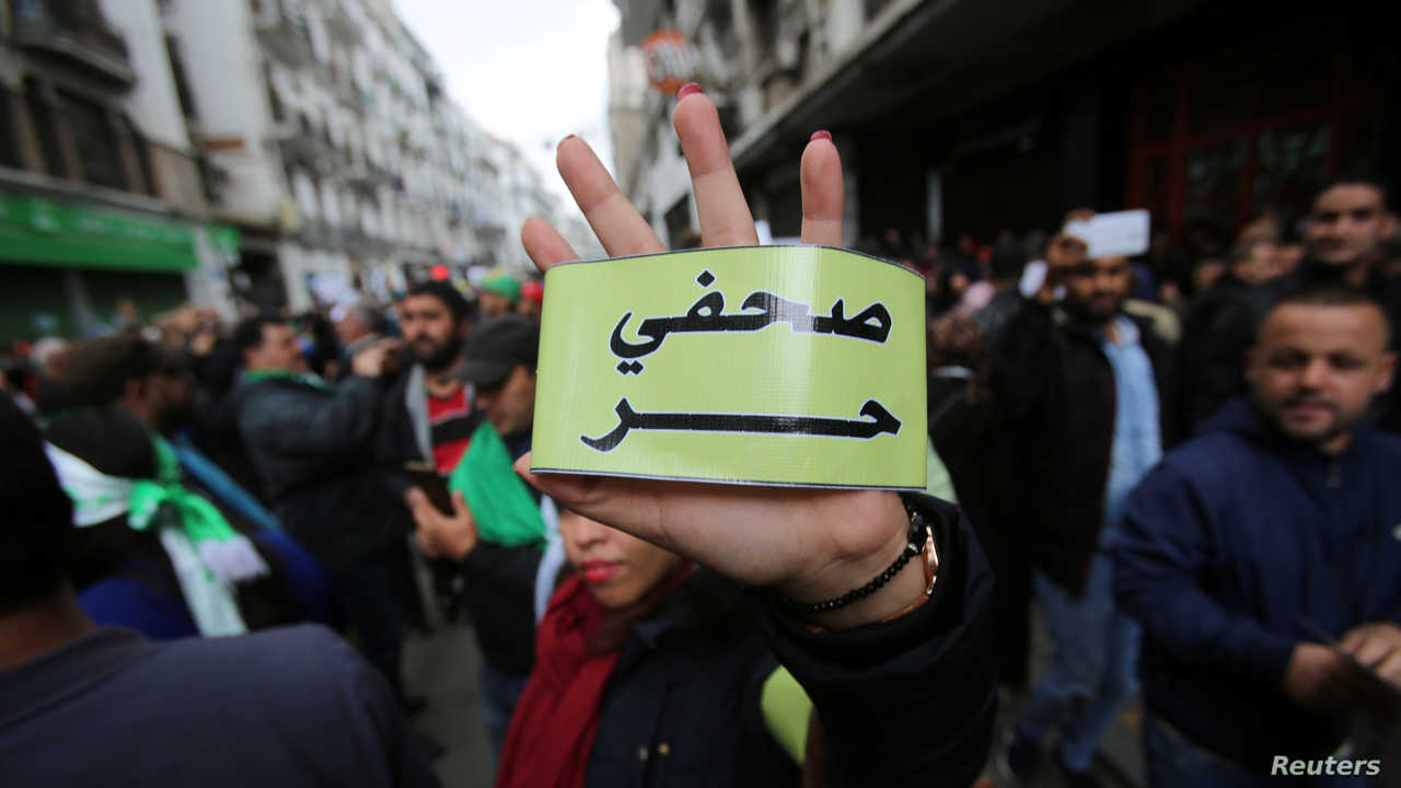 الجزائر تفرض الرقابة على الصحفيين وتكبح حرية التعبير بالبلاد و الرئيس تبون يكرم المطبلين والمزمرين للنظام (كاريكاتير) 1 الصحافة بالجزائر