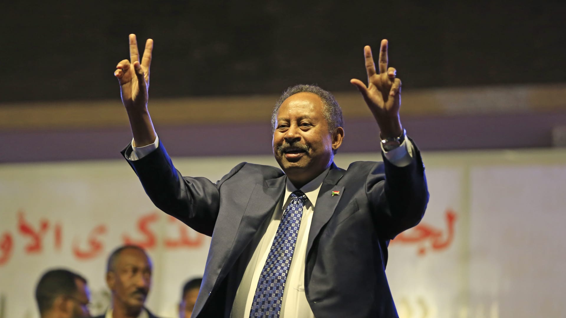 بعد اعتقالهما من طرف الجيش.. إعادة رئيس وزراء السودان وقرينته لمقر إقامتهما بالخرطوم 1 عبد الله حمدوك 3