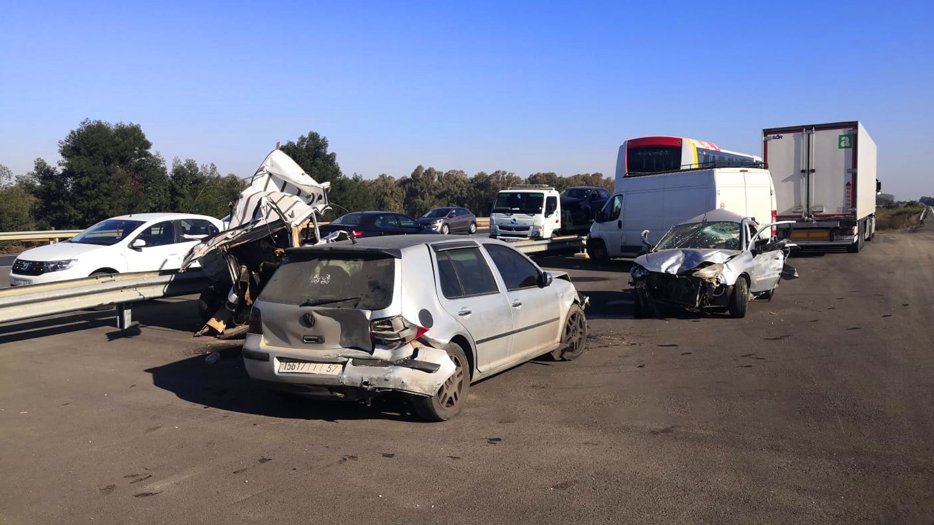 طرفاية .. مصرع شخصين وإصابة 14 آخرين في حادثة سير 1 accident
