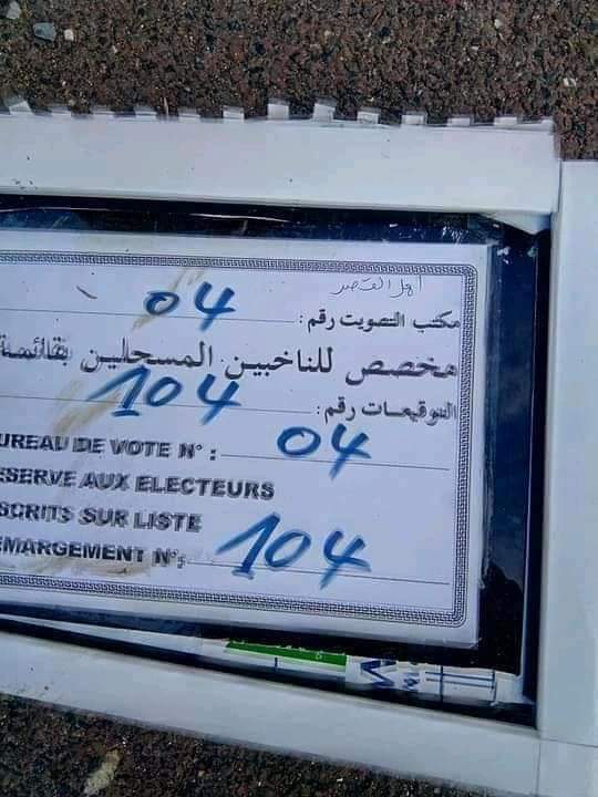 بالصور.. جزائريون يرفضون المشاركة في الانتخابات المحلية عبر اقتحام مكتب التصويت وإتلاف أوراق صناديق الاقتراع بالصور.. جزائريون يرفضون المشاركة في الانتخابات المحلية عبر اقتحام مكتب التصويت وإتلاف أوراق صناديق الاقتراع