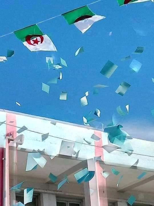 بالصور.. جزائريون يرفضون المشاركة في الانتخابات المحلية عبر اقتحام مكتب التصويت وإتلاف أوراق صناديق الاقتراع بالصور.. جزائريون يرفضون المشاركة في الانتخابات المحلية عبر اقتحام مكتب التصويت وإتلاف أوراق صناديق الاقتراع