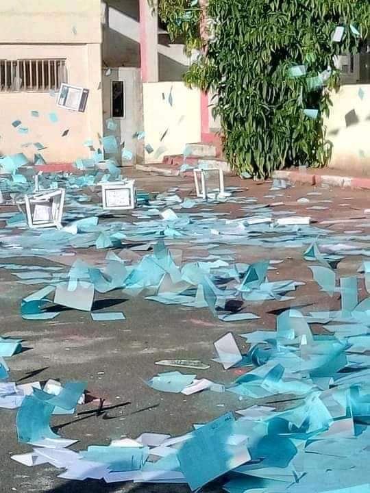 بالصور.. جزائريون يرفضون المشاركة في الانتخابات المحلية عبر اقتحام مكتب التصويت وإتلاف أوراق صناديق الاقتراع بالصور.. جزائريون يرفضون المشاركة في الانتخابات المحلية عبر اقتحام مكتب التصويت وإتلاف أوراق صناديق الاقتراع