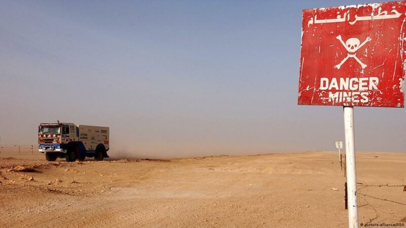 مصدر مغربي مسؤول: ''الشاحنات الجزائرية كانت تحمل عتادا عسكريا لجبهة البوليساريو الانفصالية وانفجرت في حقل ألغام بالمنطقة العازلة'' 1 المنطقة العازلة