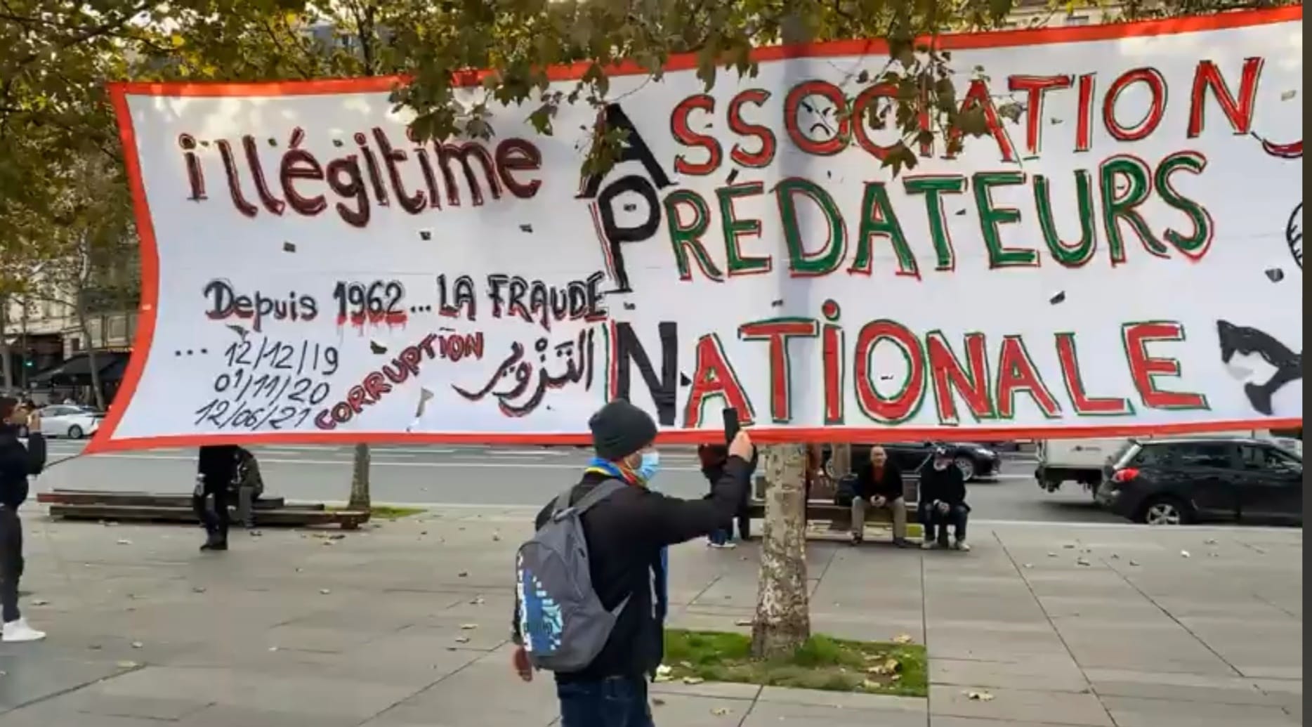 تحت شعار “نظام فاسد وجبان”.. جزائريو المهجر يلتئمون في مظاهرة حاشدة بباريس للمطالبة برحيل نظام العسكر ورموزه الفاسدين تحت شعار “نظام فاسد وجبان”.. جزائريو المهجر يلتئمون في مظاهرة حاشدة بباريس للمطالبة برحيل نظام العسكر ورموزه الفاسدين