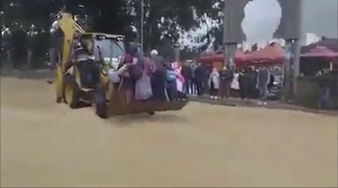 مواطنون جزائريون يعبرون عن غضبهم بعد الاستعانة ب''جرافة'' لنقل التلاميذ بسبب مياه الأمطار ! (فيديو) 1 جرافة بالجزائر